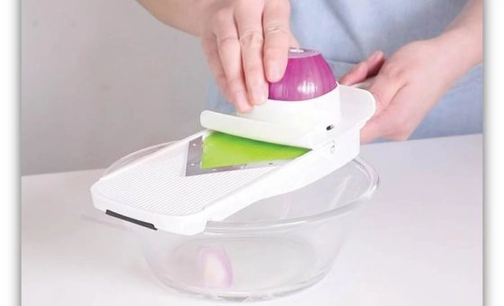 Mini mandolin for cutting and slicing from roso